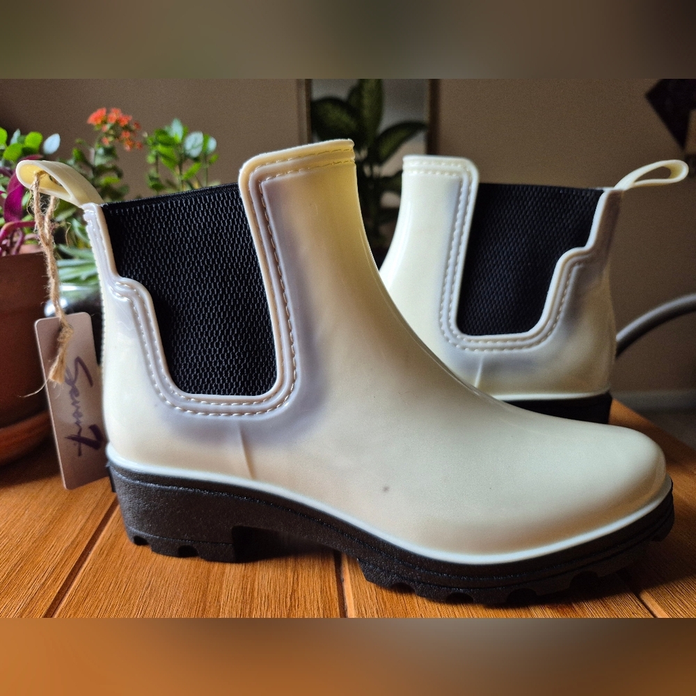 Seven7 Halifax 2070 White Rubber Pull On Ankle‎ Rain Boots - Size 8
